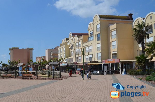 Parc pour les enfants sur la plage du Grazel à Gruissan dans l'Aude