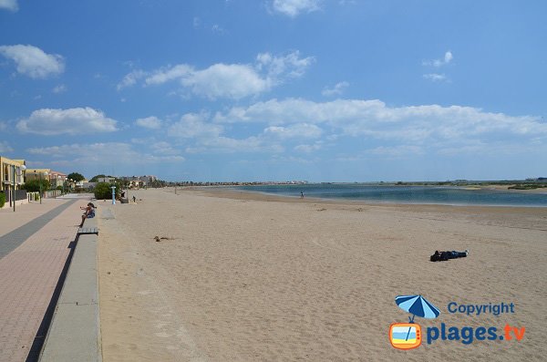 Promenade piétonne le long de la plage de Grazel à Gruissan