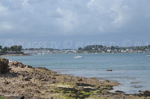 Port de La Trinité vue depuis la plage du Grazu