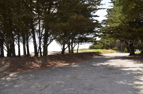 Parking of Grazu beach in La Trinité sur Mer