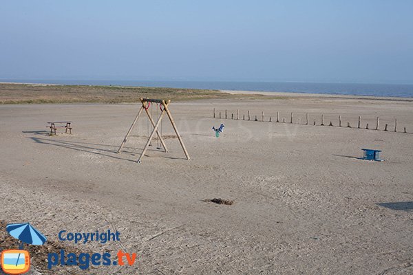 Swing on the beach of Hirel