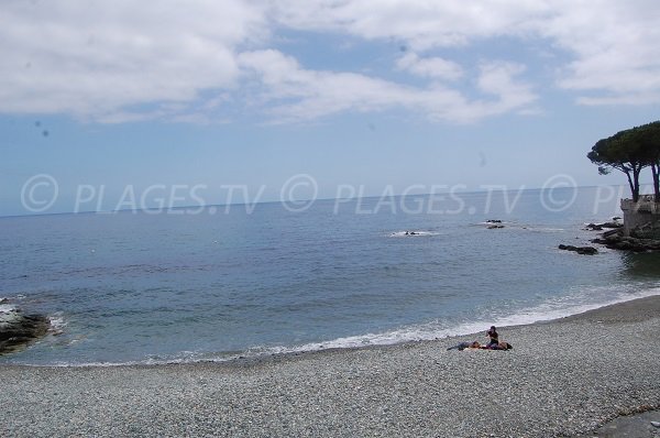 Plage de galets à 3 km au nord de Bastia