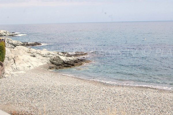 Plage de galets à proximité de Bastia - Grigione