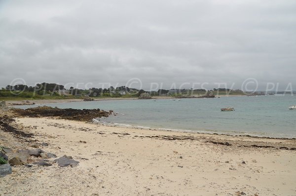 Plage de sable à proximité du Gouffre de Plougrescant