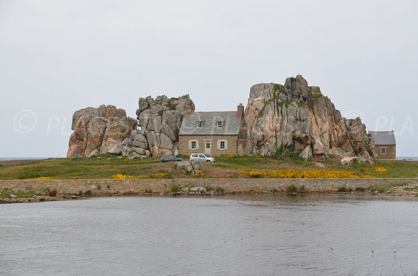 Petite maison de Plougrescant coincée entre deux rochers