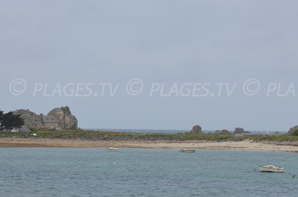 Photo de la plage du Gouffre avec vue sur la petite maison de Plougrescant