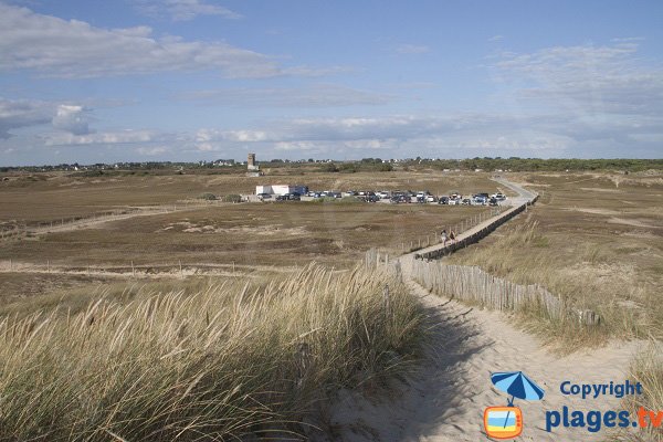 Vue sur le parking depuis le chemin de la plage de la Guérite