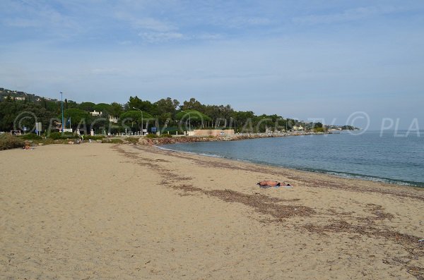 Plage de Guerrevieille à la sortie de Port Grimaud