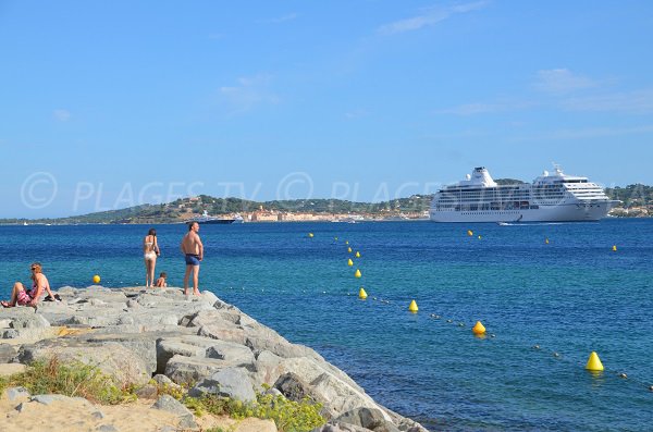 Kreuzfahrtschiff in der Bucht von St. Tropez vom Strand Guerrevieille aus gesehen