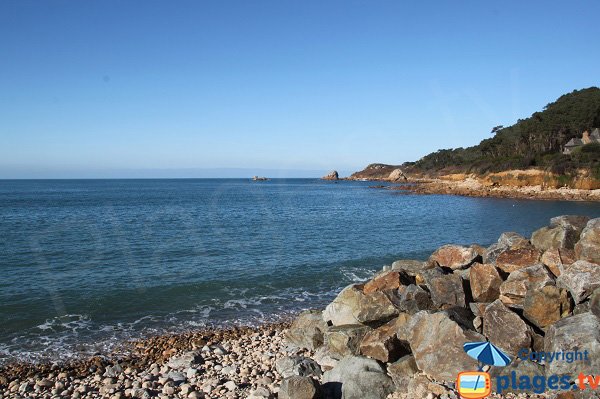 Enrochements sur la plage de Guerzit