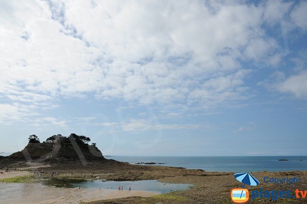 Plage autour du fort du Guesclin au nord de St Malo