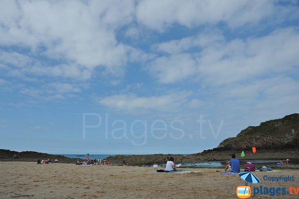 Plage dans l'anse du Guesclin en Bretagne