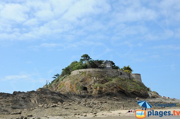 Fort de Guesclin et sa plage - St Coulomb