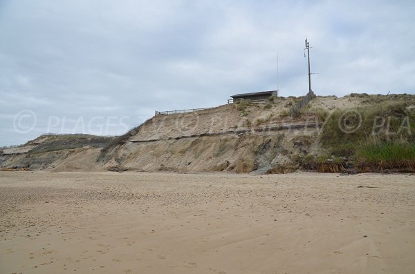 Dunes et falaise sur la plage du Gurp à Grayan l'Hôpital