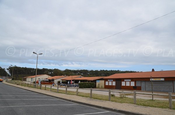 Parking et commerces de la plage du Gurp à Grayan