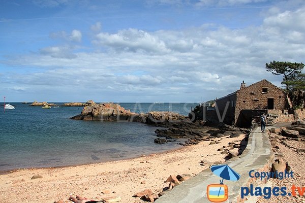 Petite digue entre les deux plages au sud de Bréhat