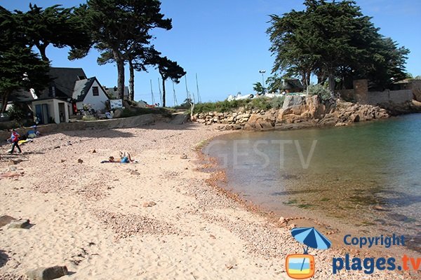 Plage avec des sanitaires à Bréhat