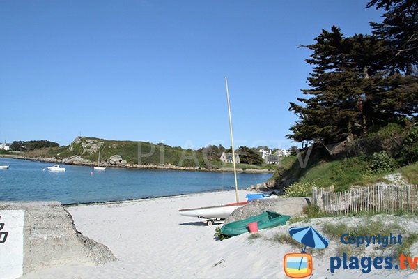 Vue sur Portsall depuis la plage de Gwisselier à Landunvez