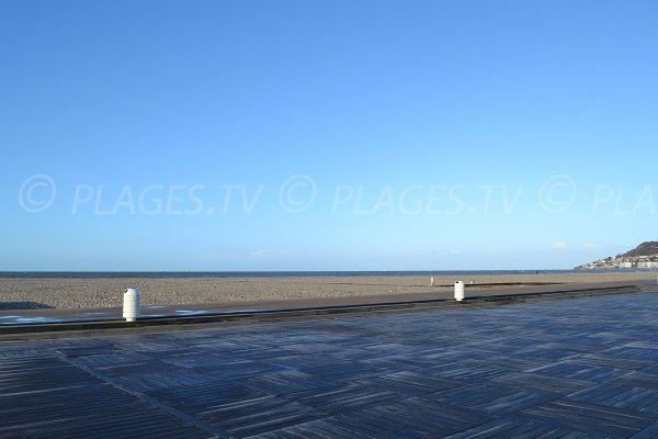 Pedestrian promenade along the beach in Le Havre