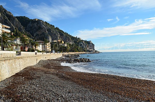 Plage à Menton à proximité de la frontière italienne