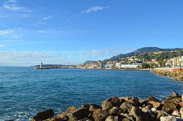 Belle vue sur la vieille ville de Menton depuis la plage Hawai