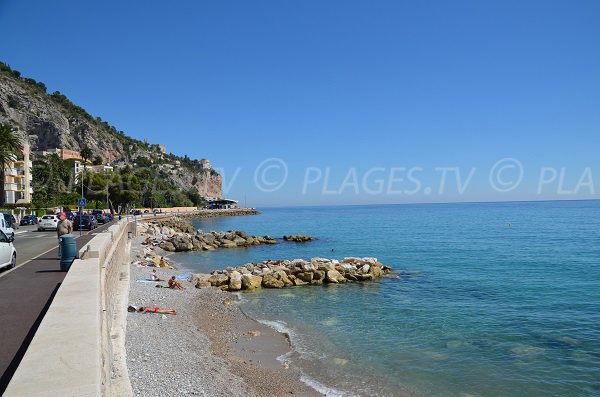 Ruhiger Strand in Menton in der Nähe von Italien