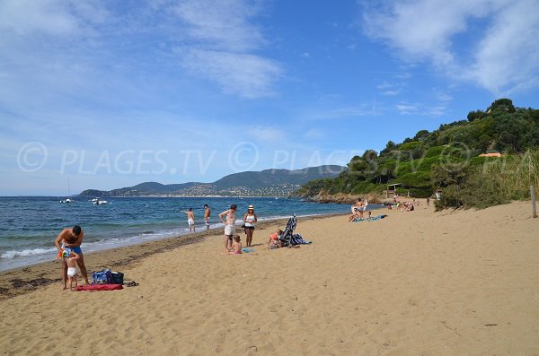 Strand in der Nähe des Parks von Héraclée in La Croix Valmer im Var