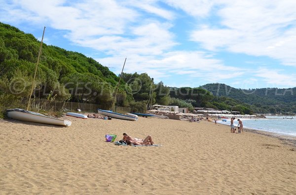 Blick auf den Strand von Gigaro vom Strand von Héraclée aus