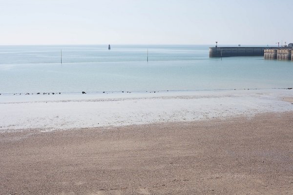 Plage à côté du port de Granville