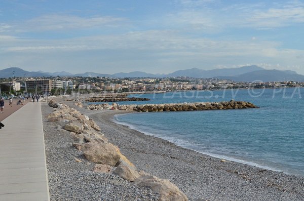 Vue en direction de Cagnes sur Mer et de Nice depuis la plage de l'hippodrome