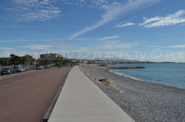 Promenade et place de parking le long de la plage de l'hippodrome à Cagnes sur Mer