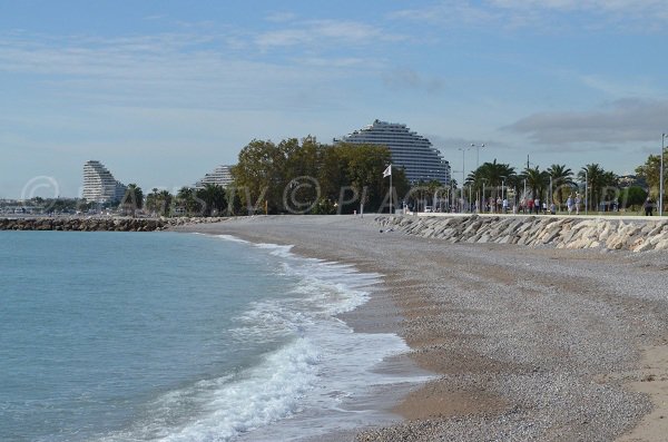 Plage de l'Hippodrome de Cagnes sur Mer côté Villeneuve-Loubet avec vue sur la marina Baie des Anges