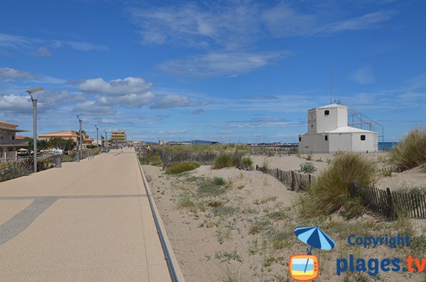 Promenade along the Marseillan beach