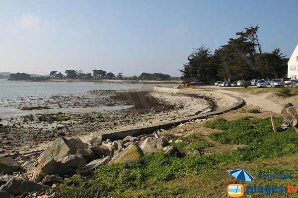 Plage sur la presqu'ile de Perharidi à côté du centre Hélio Marin