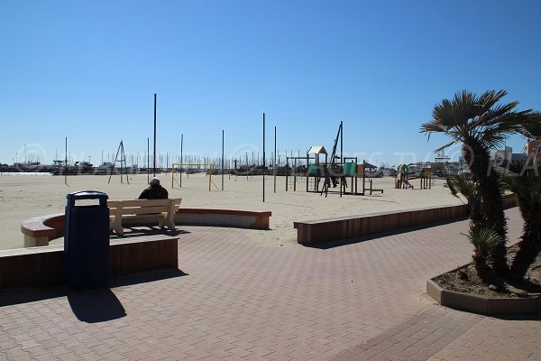 Plage de l'hôtel de ville avec vue sur le port de Palavas