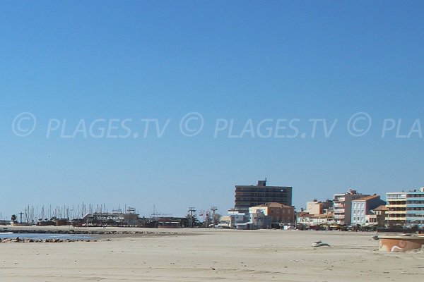 Plage de l'hôtel de ville vue depuis la plage du Sarrail