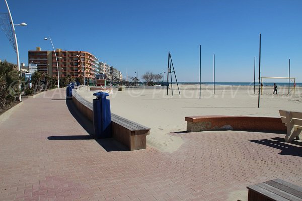 Promenade le long de la plage de l'hôtel de ville à Palavas