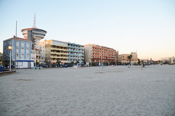 Faro della Mediterraneo di Palavas les Flots vista dalla spiaggia