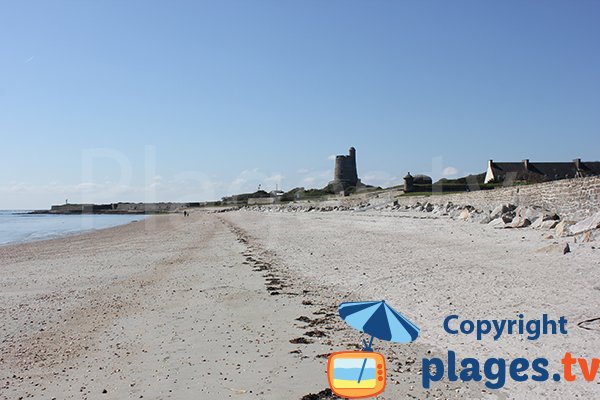 Plage à côté de la tour vauban de la Hougue