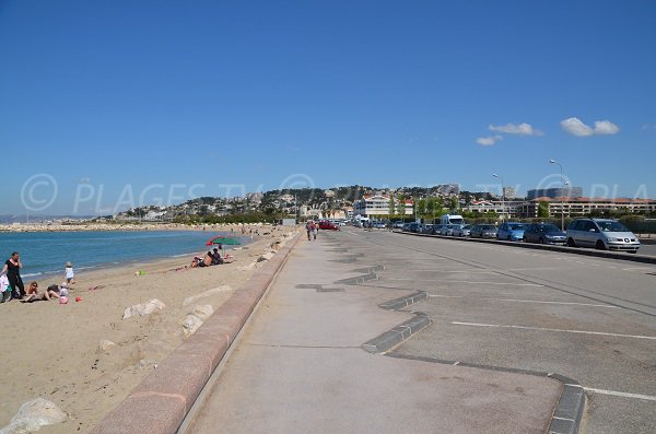 Parking à côté de la plage d'Huveaune de Marseille