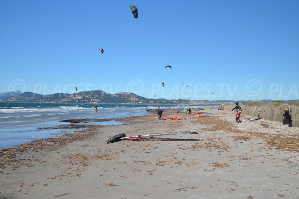 kitesurfers sulla spiaggia Almanarre a Hyères