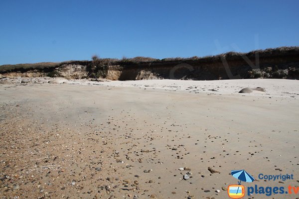 Falaise sur la plage de l'ile de Callot