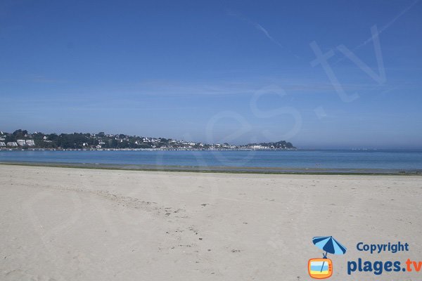 Plage du Fond de la Baie avec vue sur la pointe de Locquirec