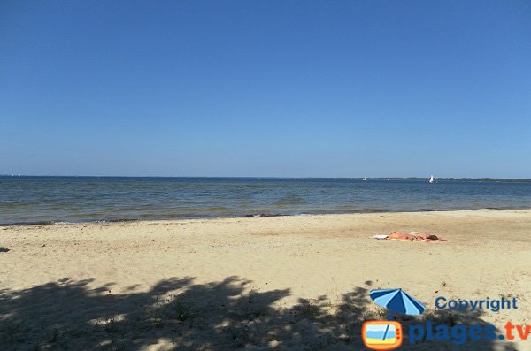 Plage de sable au lac de Biscarosse