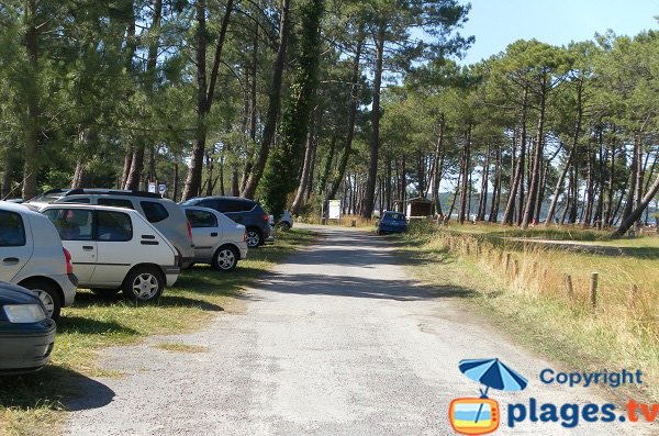 Parking près de la plage du Lac de Biscarosse