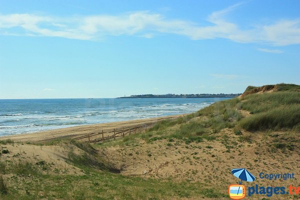 Photo de la plage du Jaunay avec vue sur St Gilles Croix de Vie