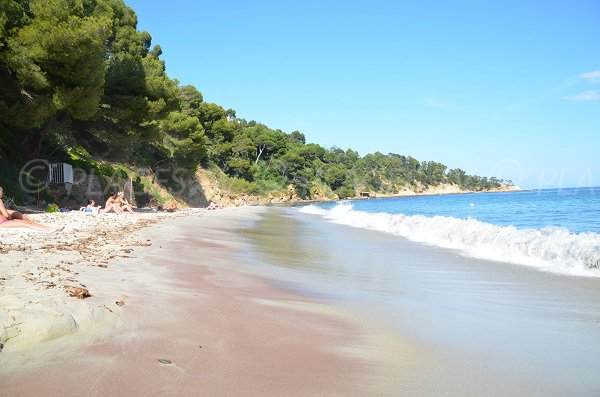 Sable blanc avec des nuances rouges sur la plage Jean Blanc au Lavandou