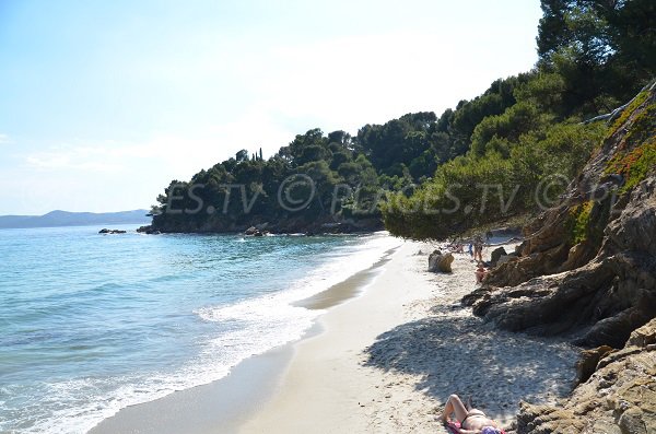 Plage Jean Blanc du Lavandou avec vue sur la pointe de la Sèque