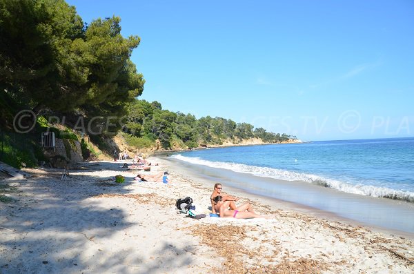 Plage du Lavandou avec vue sur la pointe du Rossignol - Jean Blanc