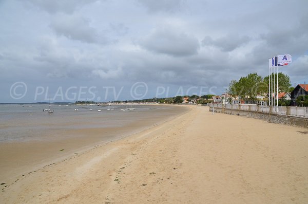 Plage dans le centre ville d'Andernos sur le bassin d'Arcachon